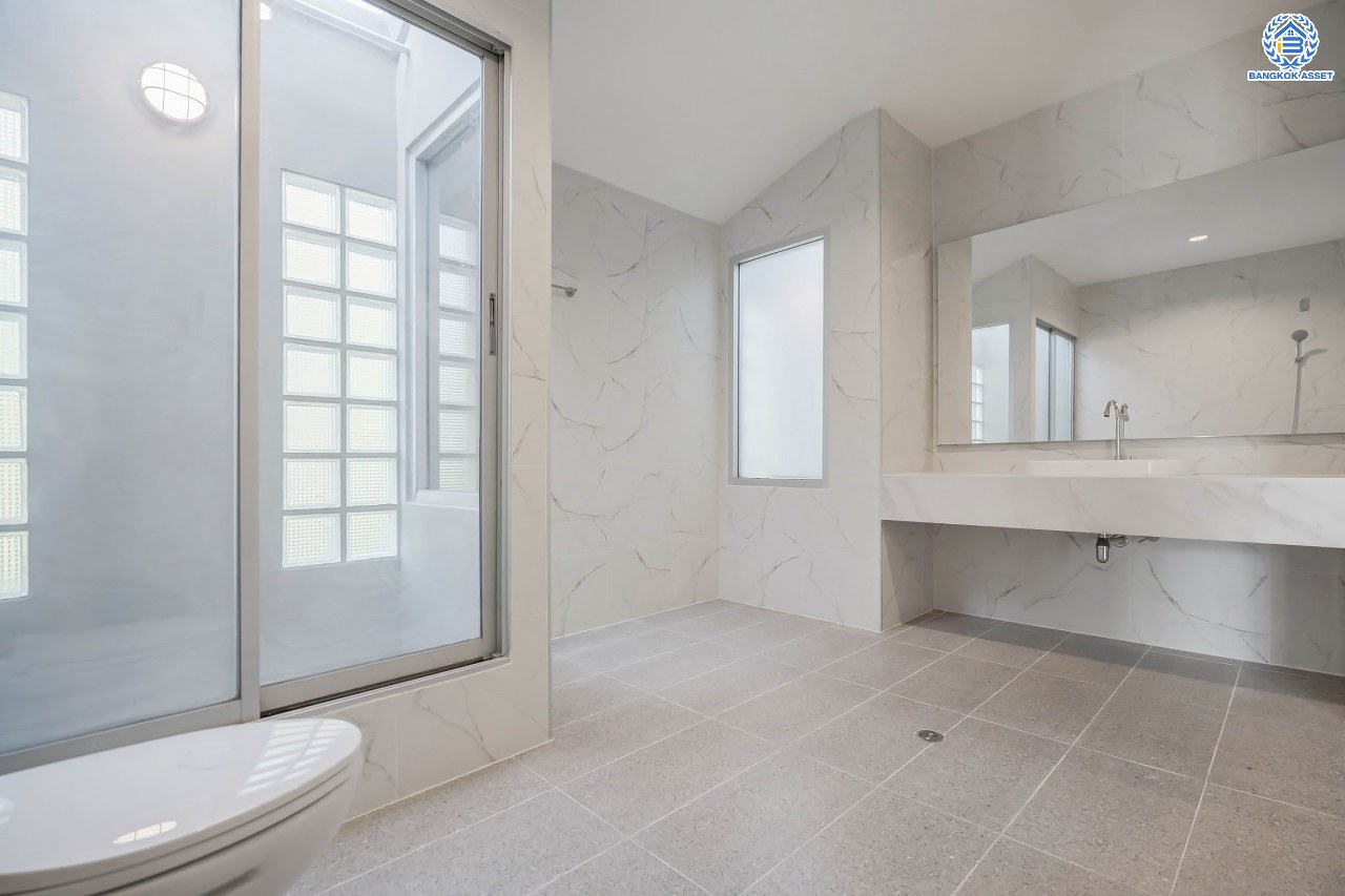 บ้านมือสองตกแต่งใหม่ โครงการ โนเบิล วานา วัชรพล ดีไซน์สุดโดดเด่น เนื้อที่ 68.5 ตร.ว. ฟังก์ชันจัดเต็ม 3 ห้องนอน 4 ห้องน้ำ 1 ห้องแม่บ้าน จอดรถได้ 2 คัน บนทำเลเดินทางสะดวก ใกล้เซ็นทรัลรามอินทรา, จุดขึ้นทางด่วน "สุขาภิบาล5-1" และรถไฟฟ้าสายสีชมพู "สถานีวัชรพล"